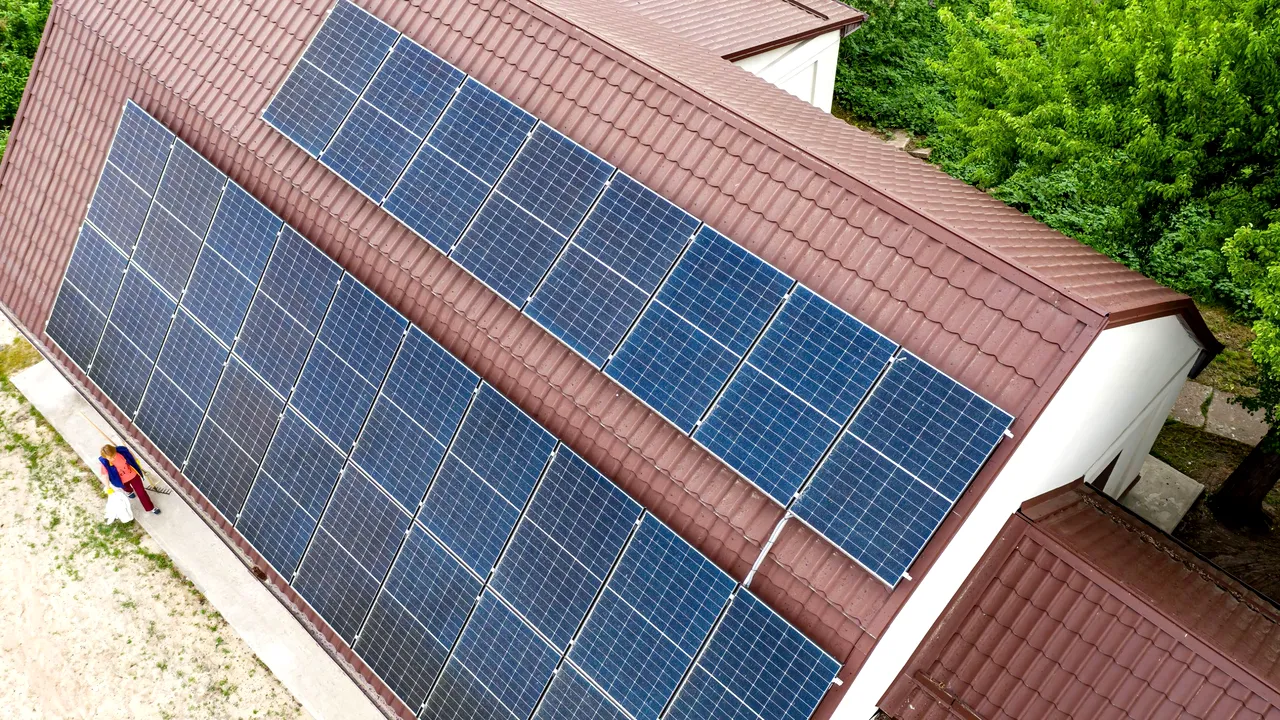 Instituţiile publice, interesate de investiţii în producţia de energie verde: 700 aplicaţii în 8 ore