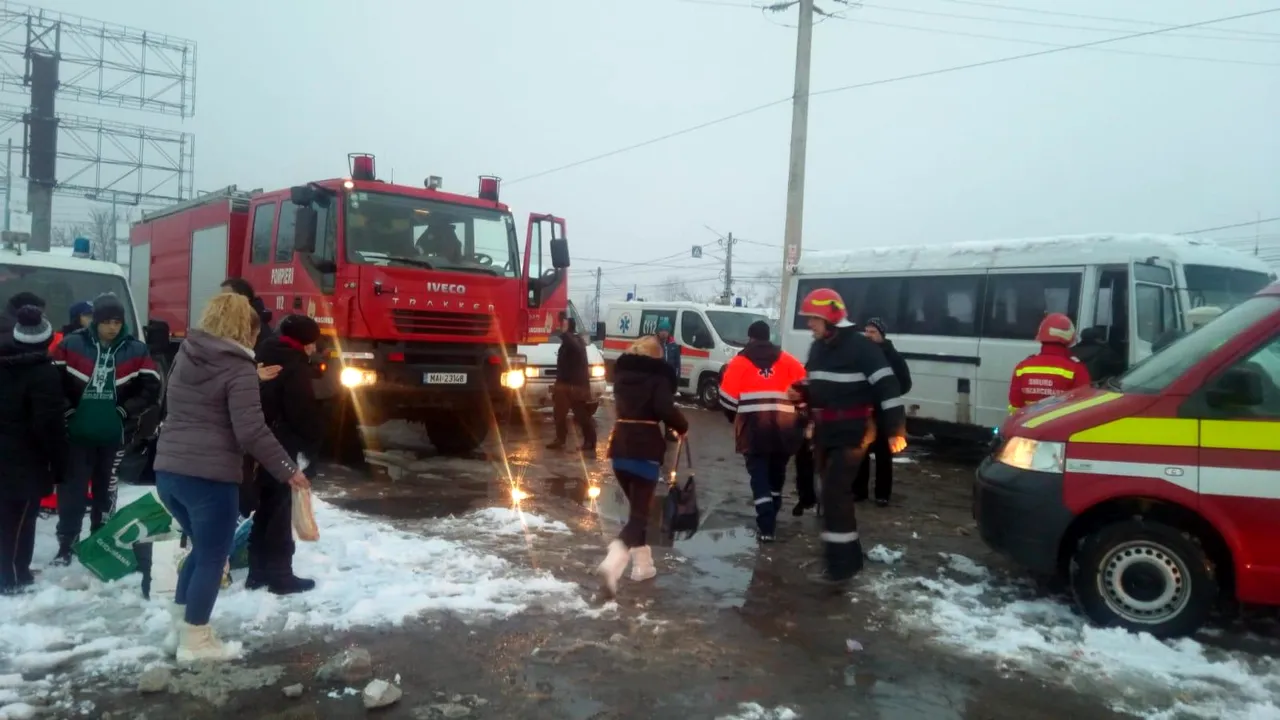 Microbuz cu 21 de pasageri, implicat într-un accident rutier în judeţul Prahova
