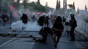 Grecia adoptă o lege care reglementează protestele de stradă. Mii de oameni au ieşit pe străzile din Atena