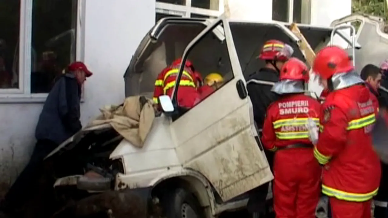 Zece răniţi după ce un microbuz a intrat în zidul unei şcoli, în Maramureş