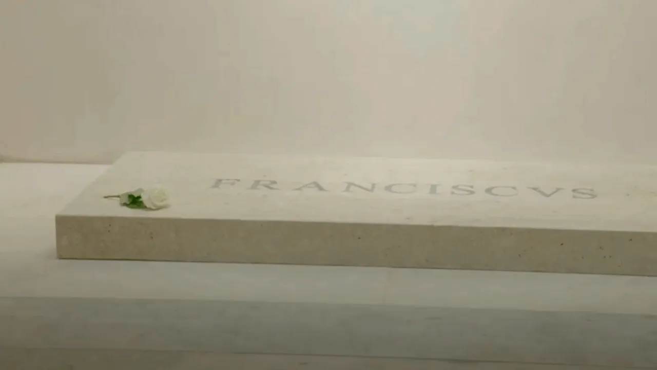 Eroare grafică descoperită pe mormântul Papei Francisc