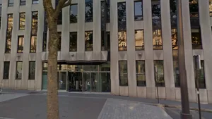 Incident la sediul FMI din Paris: O persoană rănită după EXPLOZIA unui plic de corespondenţă/ Francois Hollande: Incidentul produs la reprezentanţa FMI din Paris este un 