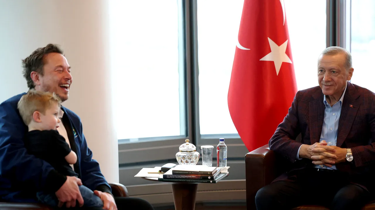 Elon Musk, acuzat că X găzduieşte conţinut instigator la terorism şi antisemitism 