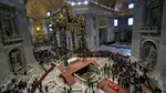 Familii regale și președinți se alătură mulțimii de oameni îndoliați la funeraliile Papei Francisc