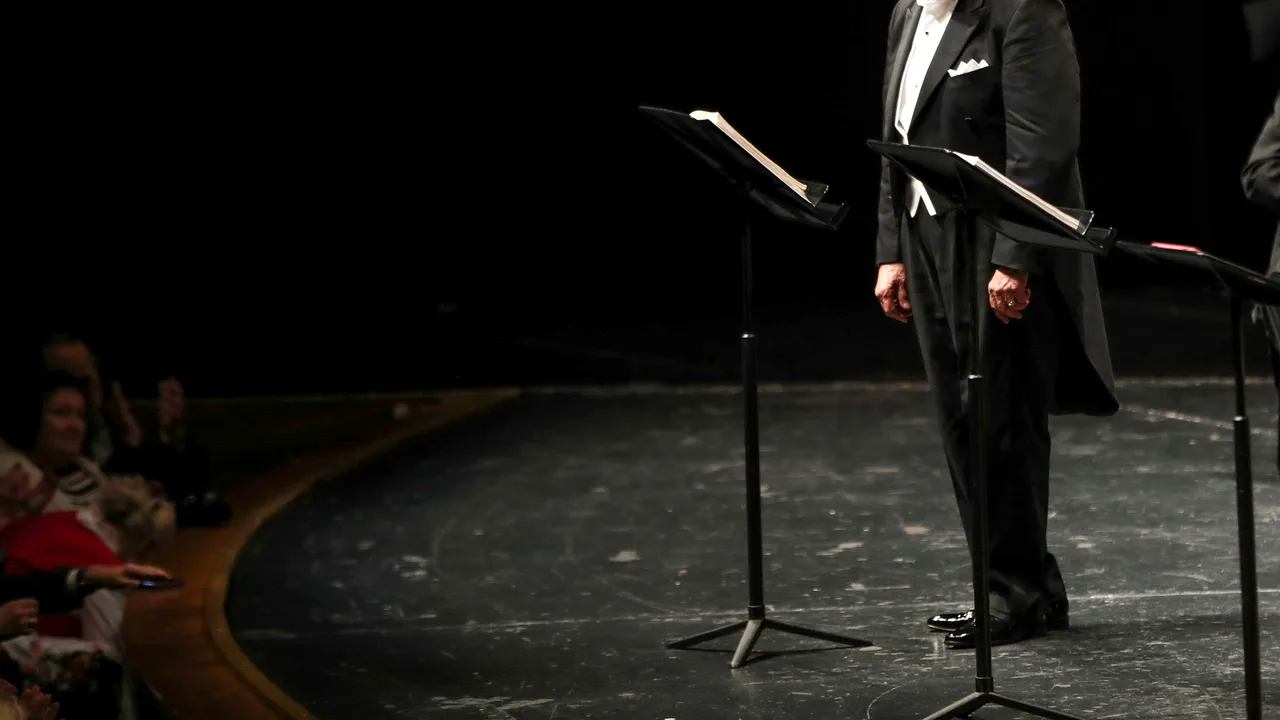 Placido Domingo şi-a dat demisia din funcţia de director al Operei din Los Angeles, după ce a fost acuzat de hărţuire sexuală