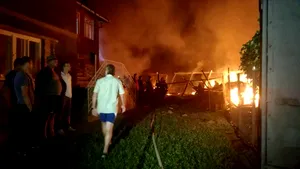 FOTO | INCENDIU la Bistriţa: Două case şi mai multe anexe, distruse de flăcări