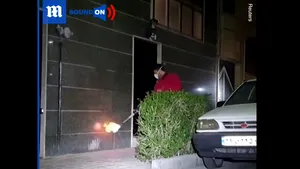 VIDEO: Înarmaţi cu măşti şi dorinţa de a-şi ocroti semenii, voluntarii din Teheran dezinfectează străzile cu substanţe specifice şi cu flăcări