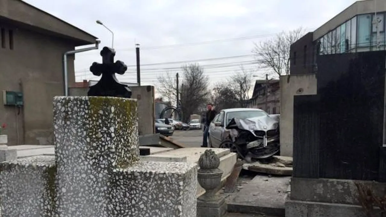 Incident TULBURĂTOR la Craiova: Un bărbat a murit după ce a fost strivit de o cruce, într-un cimitir