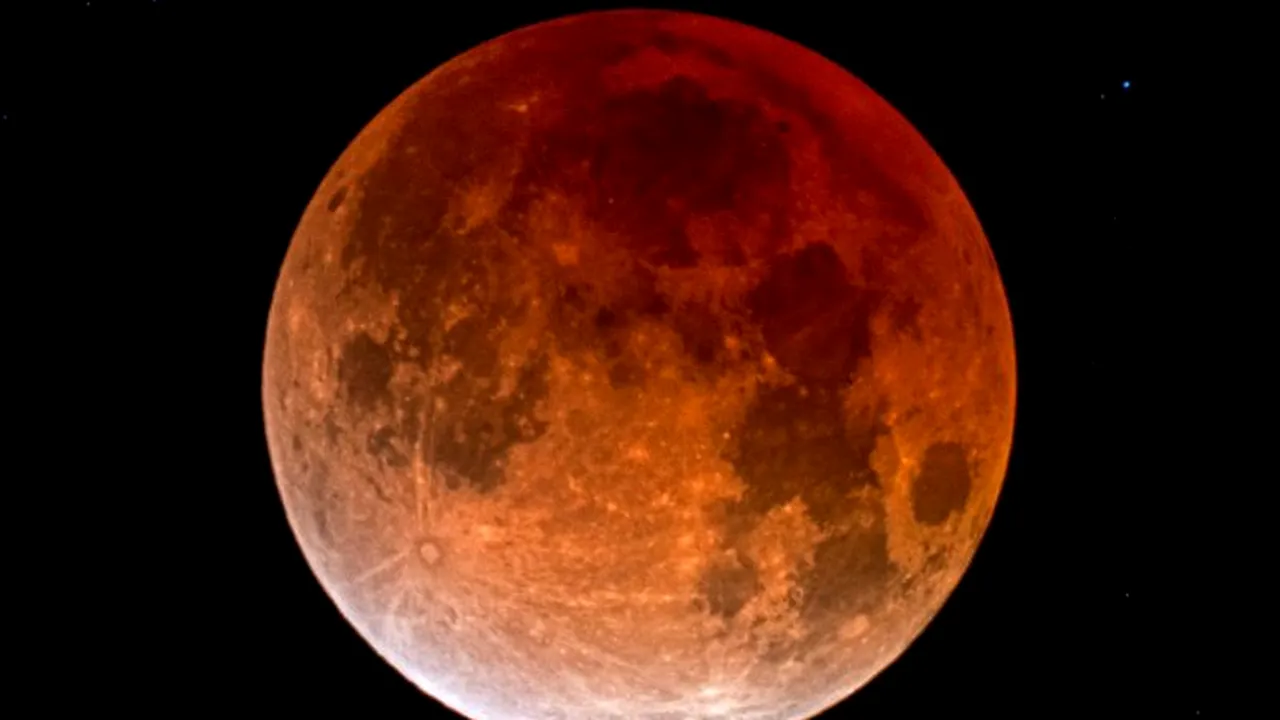 Două fenomene astronomice simultane: Planeta Marte şi Luna „sângerie” vor încânta amatorii de astronomie vineri noaptea  