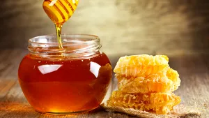 Bărbat reţinut, după ce a furat o maşină în care erau 60 kg de miere