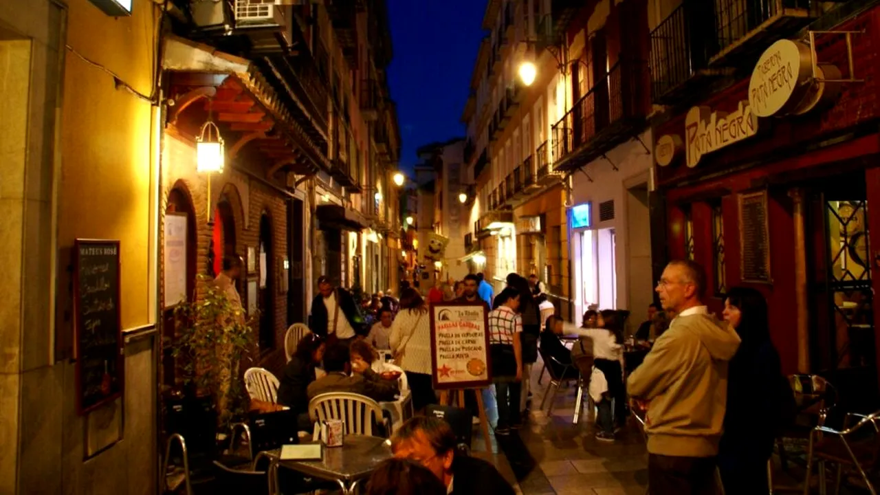 Capitala „tapas” a lumii: strada din Spania cu 22 de baruri și restaurante