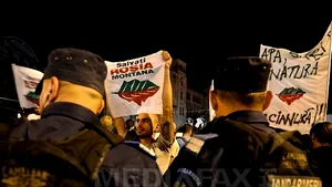 A TREIA ZI DE PROTESTE ÎN BUCUREŞTI: Aproximativ 1.000 de persoane manifestează împotriva proiectului de la Roşia Montană. Calea Victoriei a fost BLOCATĂ