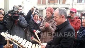 Boc a cântat la xilofon, kalimba şi harpă în centrul Clujului, într-un proiect de artă - FOTO