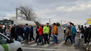 Proteste pe DN1. Zeci de oameni au blocat circulaţia, nemulţumiţi de montarea separatoarelor de sens. VIDEO