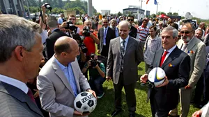 Băsescu a primit o minge 