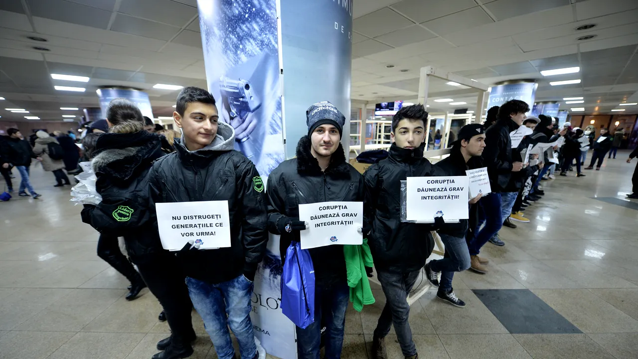 Drumul integrităţii. Flash mob anticorupţie cu 150 de elevi în pasajul de la Universitate: ”Am dat şi eu şpagă, la tuns e 20 de lei şi eu dau 50, ca să mă tundă bine