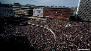 VIDEO Demonstraţie în Stockholm împotriva terorismului, în urma atacului cu camionul din capitala suedeză. 20.000 de oameni au ieşit în stradă
