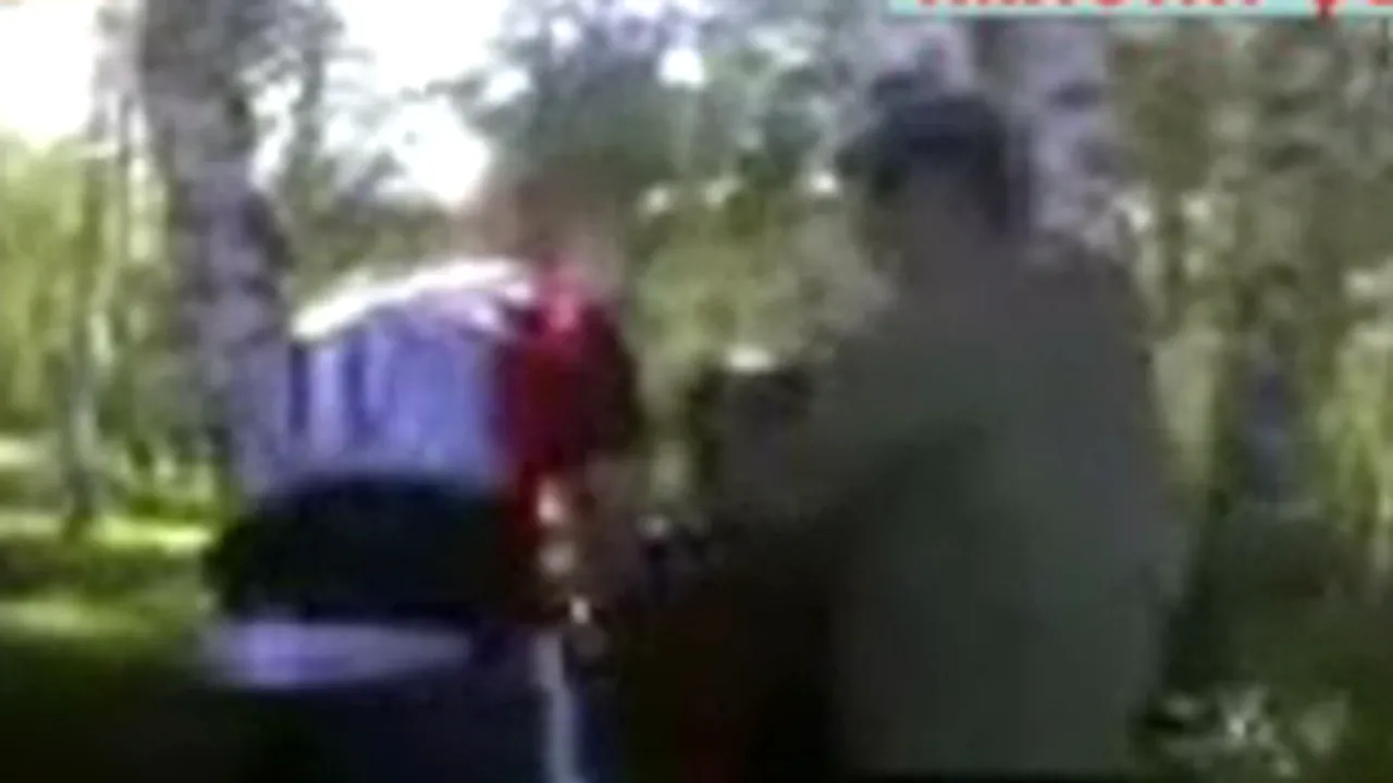 Trei adolescenţi, cercetaţi după ce l-au legat pe altul de un copac şi l-au bătut - VIDEO