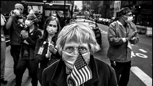 VIDEO. Faţa umană a lui Covid-19. Un fotograf a surprins emoţia oamenilor în timpul pandemiei