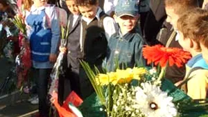 Debut de an şcolar: unii la cort, alţii în şcoli cu finisaje de lux