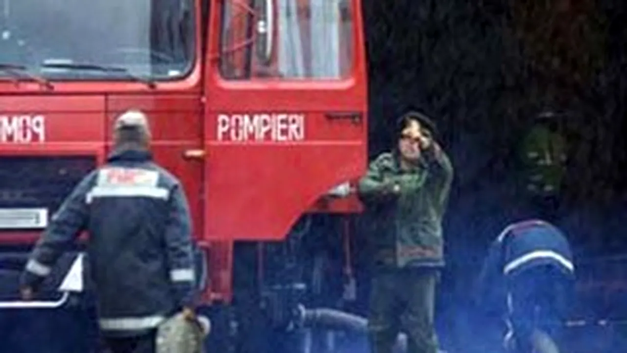O cisternă încărcată cu 25 de tone de produs petrolier s-a răsturnat pe DN1A