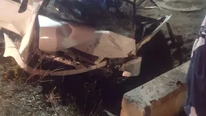 Un tânăr a murit, iar altul a fost grav rănit, după ce au intrat cu maşina într-un cap de pod | FOTO