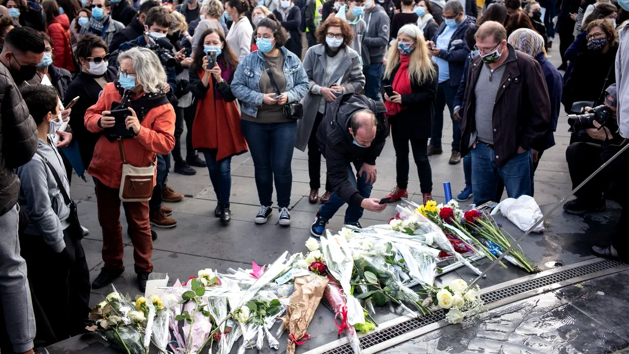 Atacul de lângă Paris. Omagii pentru profesorul decapitat, după ce le-a arătat elevilor caricaturi cu Mahomed