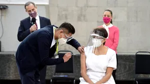 Vaccinare în masă anti-COVID-19: O asistentă medicală din Mexic a devenit prima persoană vaccinată din America Latină
