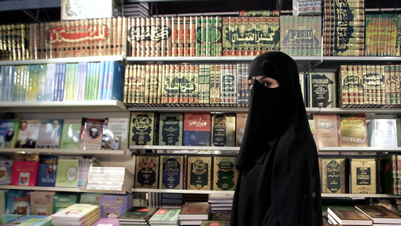 Guvernul francez vrea să interzică transportul în comun femeilor care poartă burka