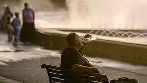 Avertizări ANM: Cod galben de instabilitate atmosferică în 9 judeţe şi de caniculă în 9 judeţe şi în Capitală