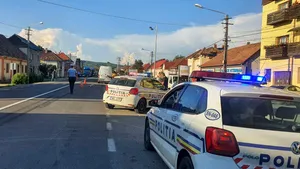 Fetiţă de 9 ani şi mama sa, lovite de un microbuz pe trecerea de pietoni