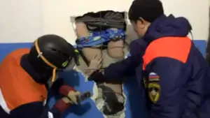 VIDEO | Un bărbat a supravieţuit după o cădere de la etajul 10 datorită ghetelor sale. Ipostaza bizară în care l-au găsit salvatorii