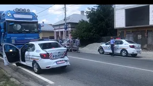 Maşini noi ale Poliţiei, făcute praf: Au încercat să ocolească o coloană şi s-au ciocnit/ Poliţiştii care au provocat accidentul, cercetaţi administrativ | VIDEO