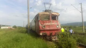 ACCIDENT pe calea ferată: Locomotiva şi un vagon al unui tren de persoane au deraiat, după ce trenul a lovit un camion | FOTO, VIDEO