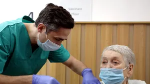 Colonelul Valeriu Gheorghiţă a vaccinat persoana cu numărul 1 milion: „Eu am avut emoţii, ea a fost încântată”