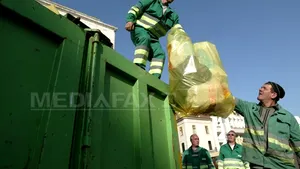 Aproximativ 100 de metri cubi de deşeuri menajere, scoase dintr-un apartament din sectorul 3