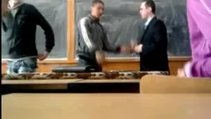 Profesor ameninţat cu bătaia de un elev de liceu: Vezi imaginile înregistrate de un coleg