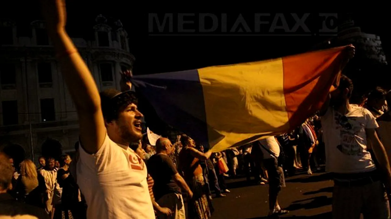 Miting anti-Băsescu în Piaţa Universităţii din Capitală: Protestatarii au ocupat carosabilul, traficul a fost blocat