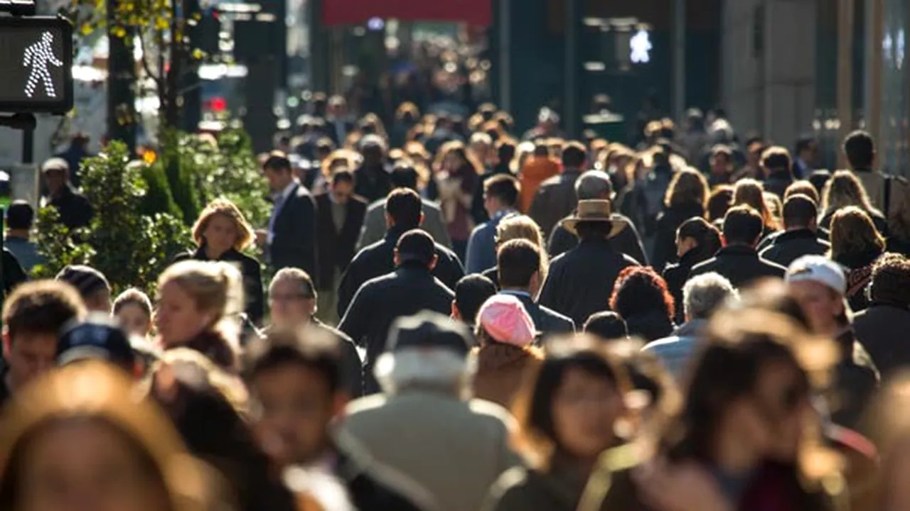 Sondaj Avangarde: 52% cred că COVID-19 a fost creat în laborator / Oamenii se tem de criza economică