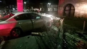 Gardul Geamiei din Babadag, distrus de un şofer care a abandonat maşina şi a fugit