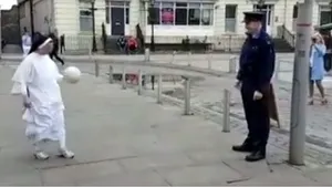 VIDEO INCREDIBIL ce trucuri face această călugăriţă dominicană cu o minge de fotbal! Şi Ronaldo ar fi invidios pe ea