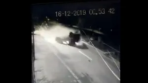 VIDEO. Şofer aruncat din maşina care se răstoarnă, surprins de camerele de supraveghere. Gestul făcut imediat după accident