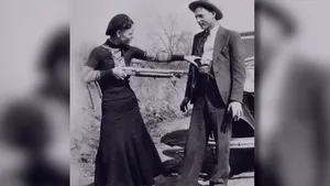 Celebrul cuplu de infractori Bonnie și Clyde, împușcați mortal pe 23 mai 1934