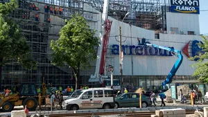 REPORTAJ: Aglomeraţie, muzică şi mult praf la inaugurarea Mega Mall. Cum arată mall-ul de 165 de milioane de euro - GALERIE FOTO