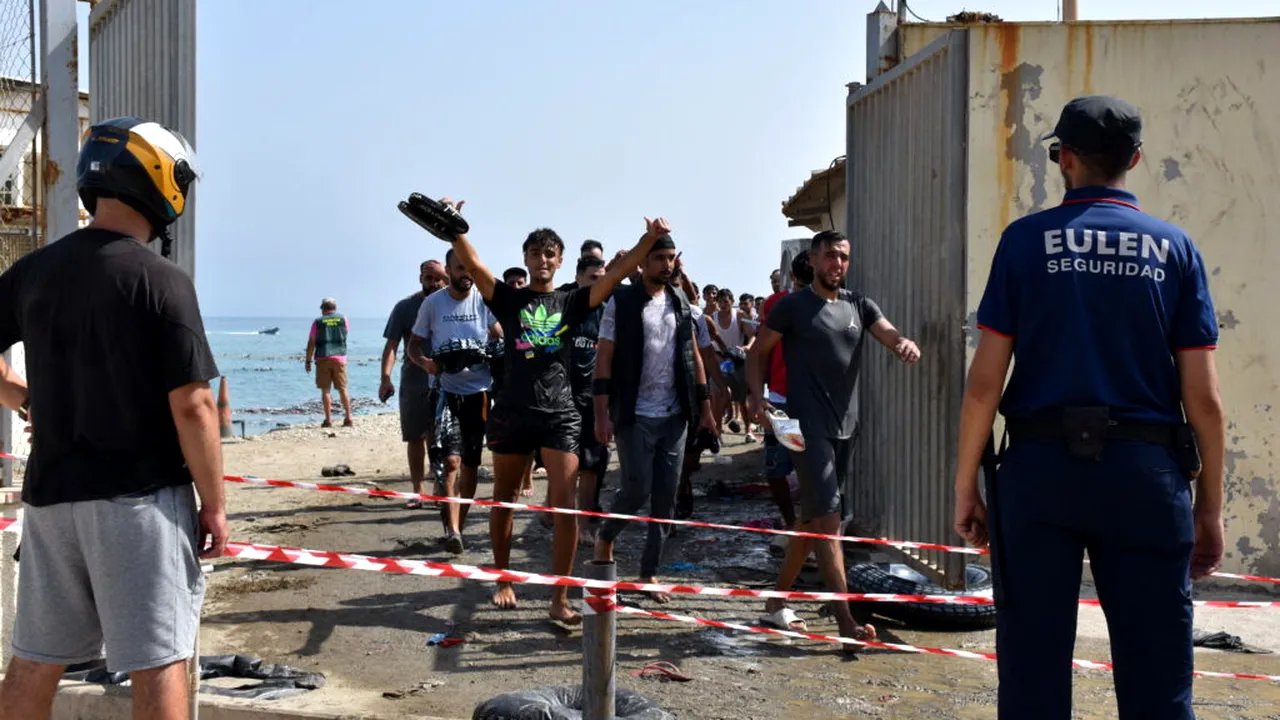 Haos în Ceuta, după ce mii de migranți n-au mai avut loc în centrul de cazare. Oficial local: „Se va prelungi la nesfârșit”