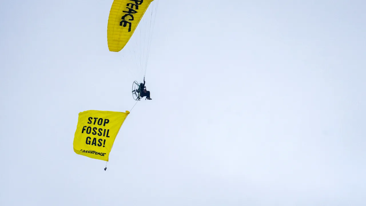 Protest Greenpeace la platforma Neptun Deep: „46.000 de decese premature”