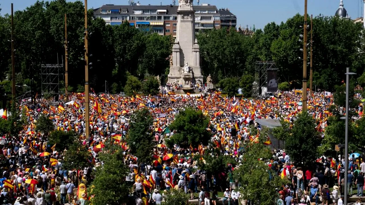 Zeci de mii de oameni protestează la Madrid împotriva guvernului