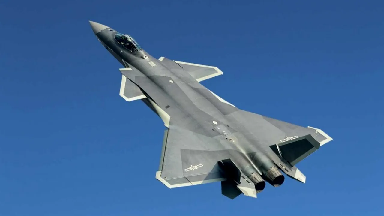 Avionul chinez J-20, primul model invizibil dezvoltat în afara SUA care a intrat în serviciu activ, NU are un element important. Acesta nu este neapărat un minus | FOTO