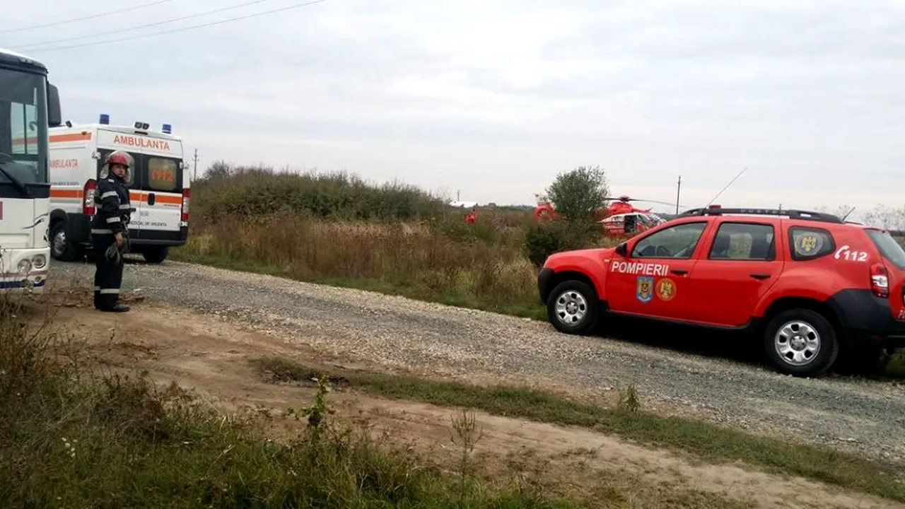 Bărbat strivit de autobuzul pe care încerca să-l repare. La locul intervenţiei a fost trimis şi un elicopter SMURD, dar bărbatul nu a mai putut fi salvat