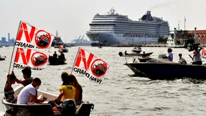 Primul vas de croazieră care străbate Veneţia după o lungă perioadă de timp. Activiştii de mediu protestează